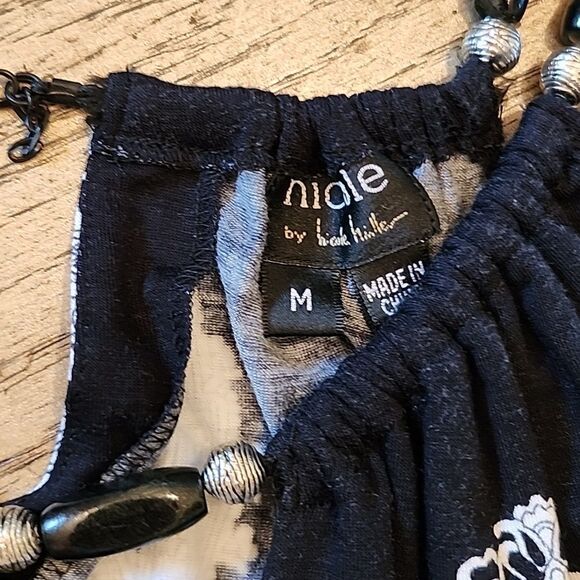 Black and white summer v neck top size M - Picture 2 of 8